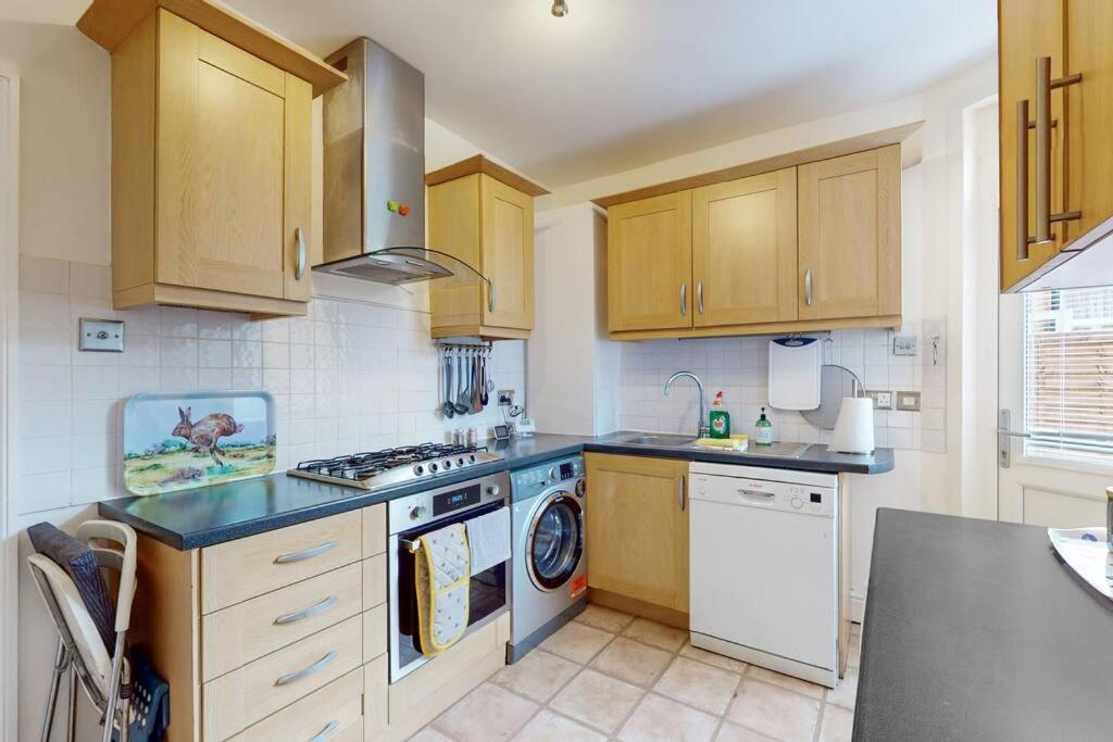 Spacious 2Bd Apartment Cricklewood Лондон Екстериор снимка