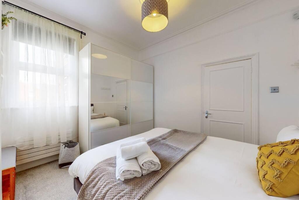 Spacious 2Bd Apartment Cricklewood Лондон Екстериор снимка