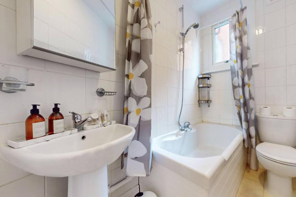 Spacious 2Bd Apartment Cricklewood Лондон Екстериор снимка